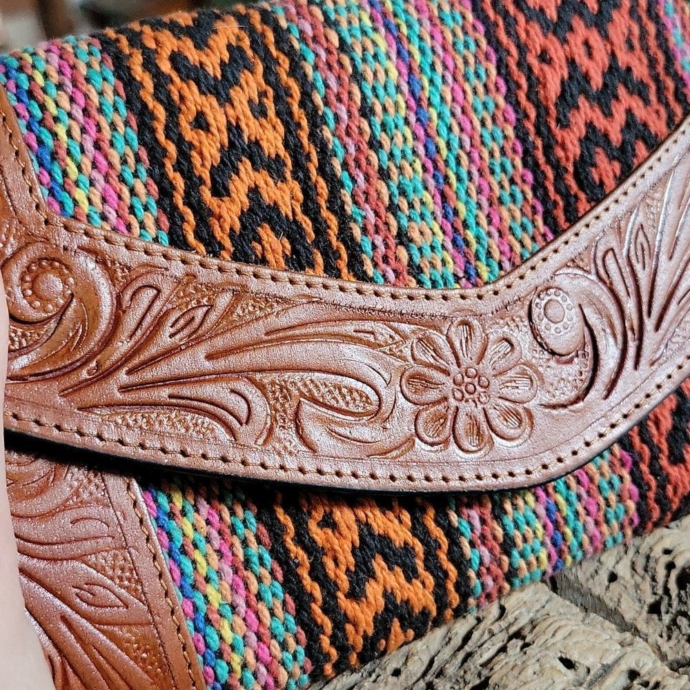 XL Acclaim tribal rug portfolio wallet, genuine handtooled leather - Picture 5 of 13